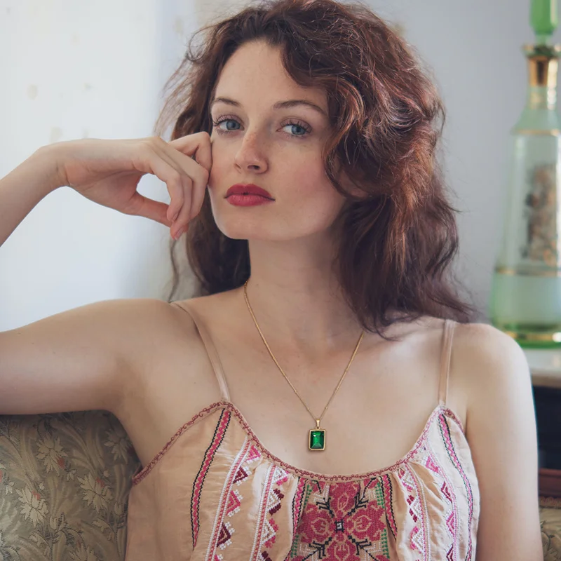 

Vnox Delicate Green Red Color Natural Stone Chain Necklace for Women,Stunning Rhinestone Pendant Charms Collar Gift for Her