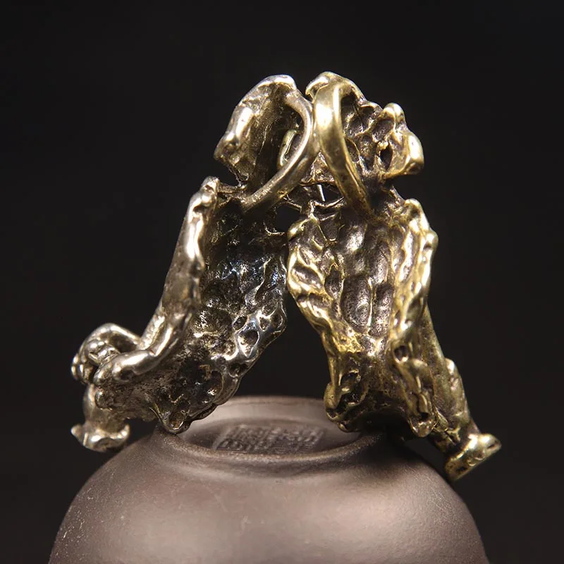 Латунный Современный модный беззвучный брелок с абстрактным персонажем фигурка