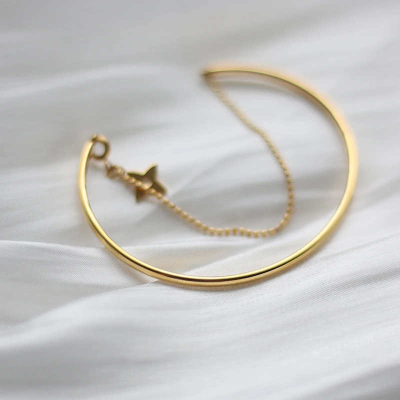 

2021 New Design Anti-allergic Stainless Steel Gold Plated Four Petals Flower Charm Chain Bangles Bracelets For Women Gold Bangle
