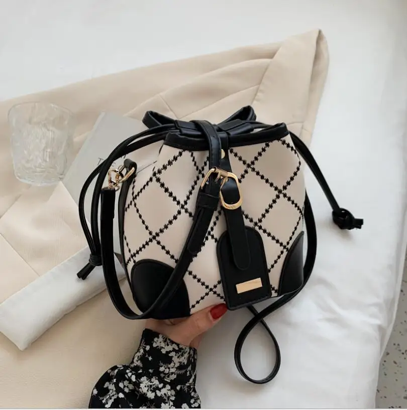 

Lingge Embroidered Thread Classic Bucket Bag 2021 New Leisure Women's Bag Contrast Splicing Single Shoulder Bag Messenger Bag.