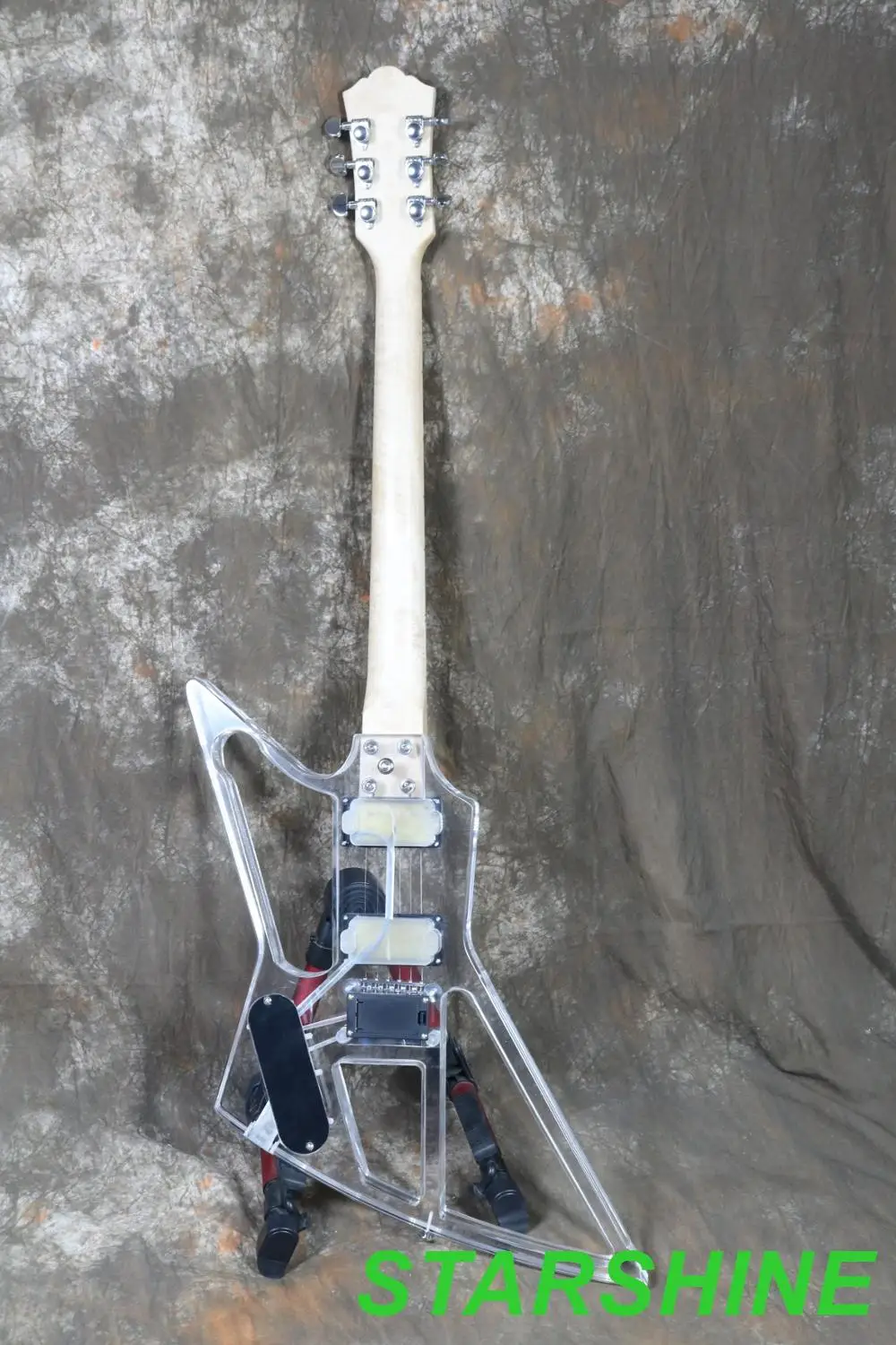 Гитара с выдолбленным акриловым корпусом и зеленым светодиодсветильник катором