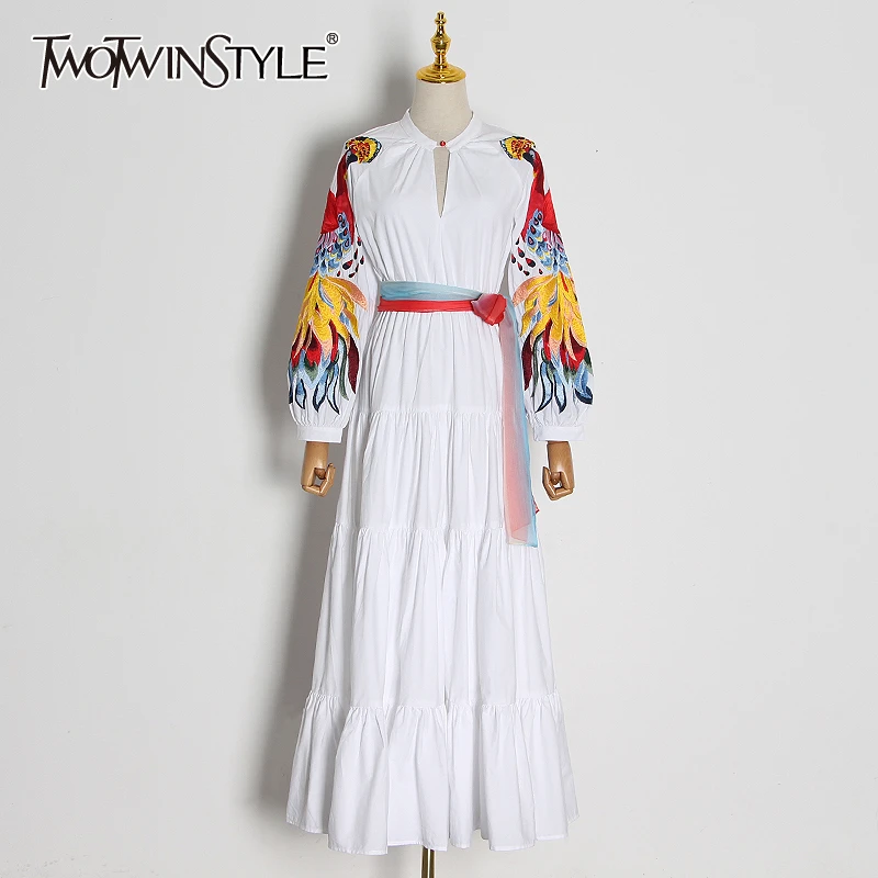 Женское платье с вышивкой TWOTWINSTYLE белое элегантное составного кроя круглым