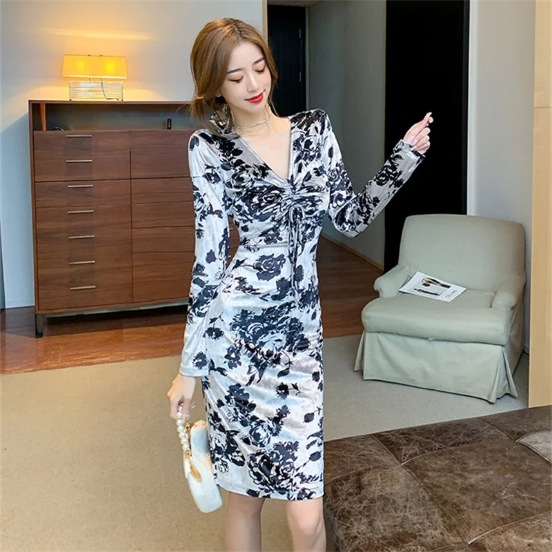 

Real shot 2021 autumn and winter new gold velvet V-neck pleated long-sleeved slim bag hip party dress