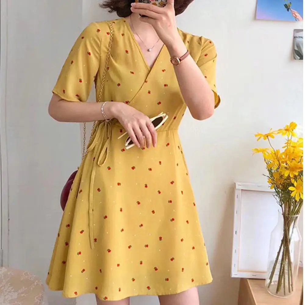 Мини-платье с цветочным принтом v-образный вырез короткий рукав узкое винтажное