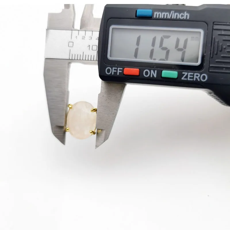 Серьги-гвоздики овальной формы с натуральный серебристый цвет камнем ограненные