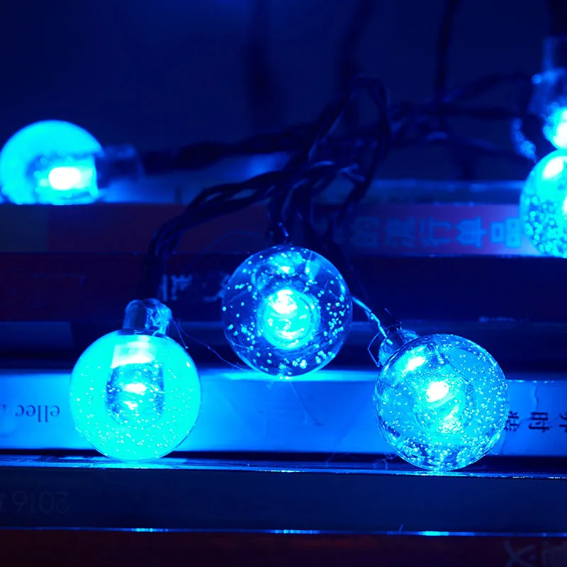 Ярдовый сад вечеривечерние дневной свет со светодиодными лампочками на