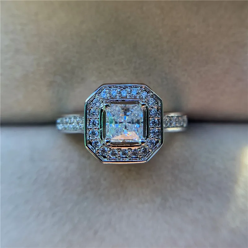 Роскошное женское белое круглое кольцо с квадратным камнем серебряного цвета