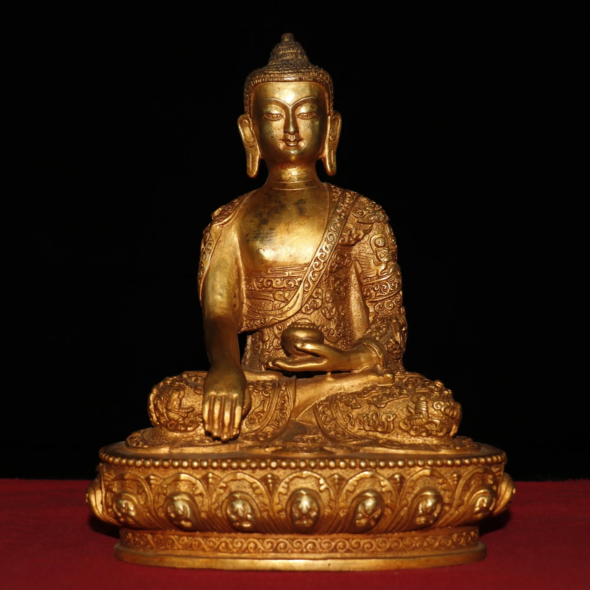 

Tibet Temple Collection Old Bronze Gilt Medicine Buddha Shakyamuni Buddha Wearing a dragon pattern Amitabha Enshrine the Buddha