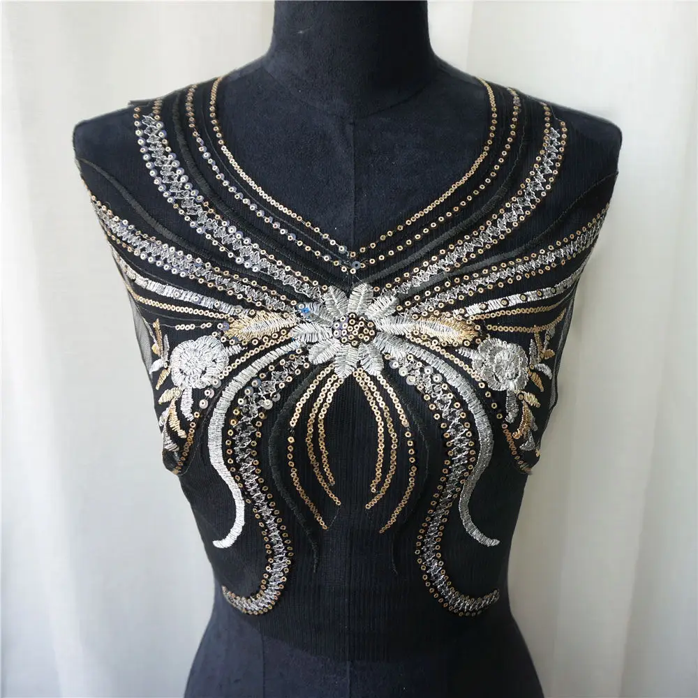 Черное кружевное платье с цветочной вышивкой серебристо золотыми пайетками и