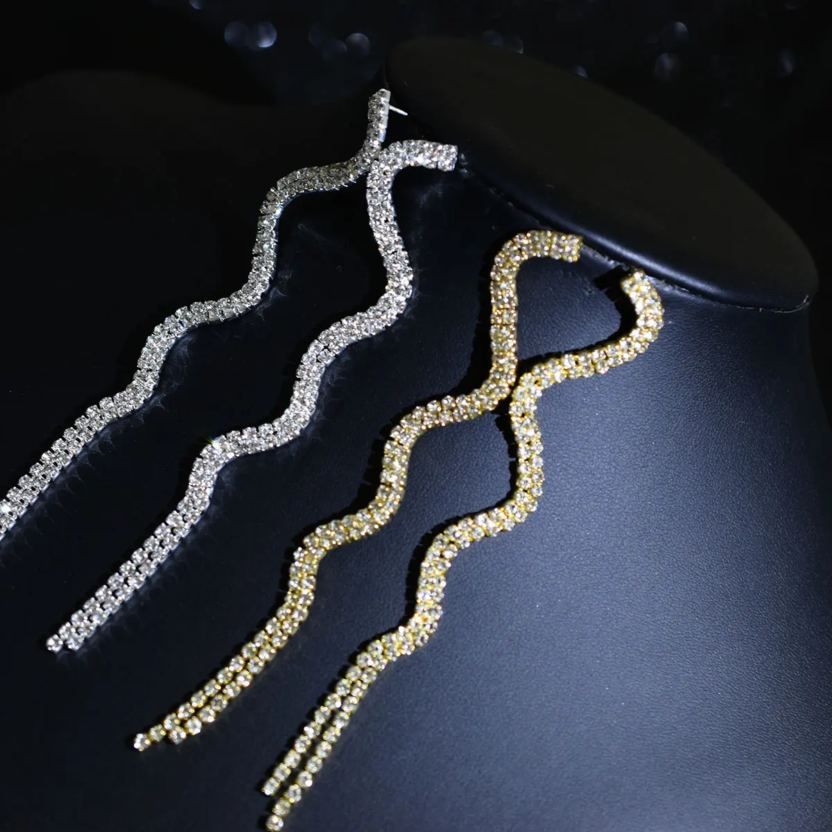 Роскошные блестящие серьги-гвоздики со стразами и кисточками свадебные