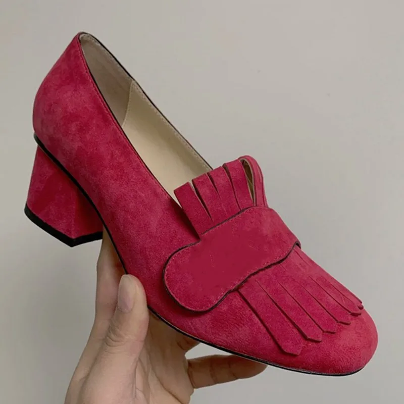 

Женские замшевые туфли с кисточками, однотонные туфли на квадратном каблуке, без застежки, с круглым носком, модная Элегантная Дамская обув...