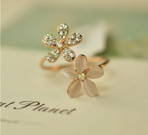 Женские кольца с кристаллами из золотого сплава белым опалом регулируемые |