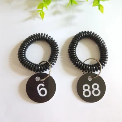 black Meetee 50 шт. красочные пластиковые цифры диск наручные катушки Пряжка шкафчик тренажерный зал сауна плавательный клуб ID браслет карта крюк DY202 - Цвет: black