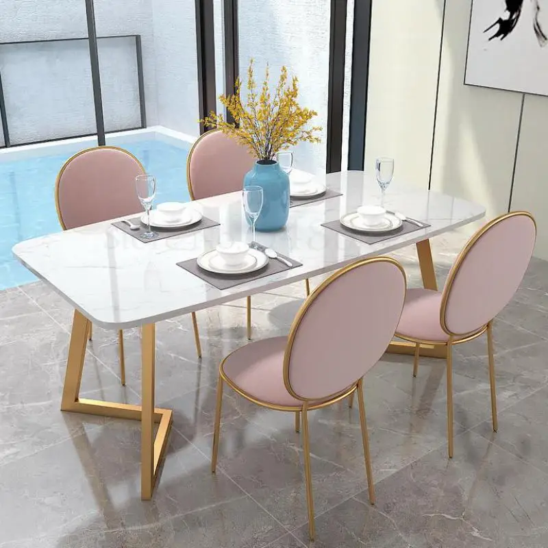 Скандинавский красный обеденный стул фланелевый стол для переговоров и девушка