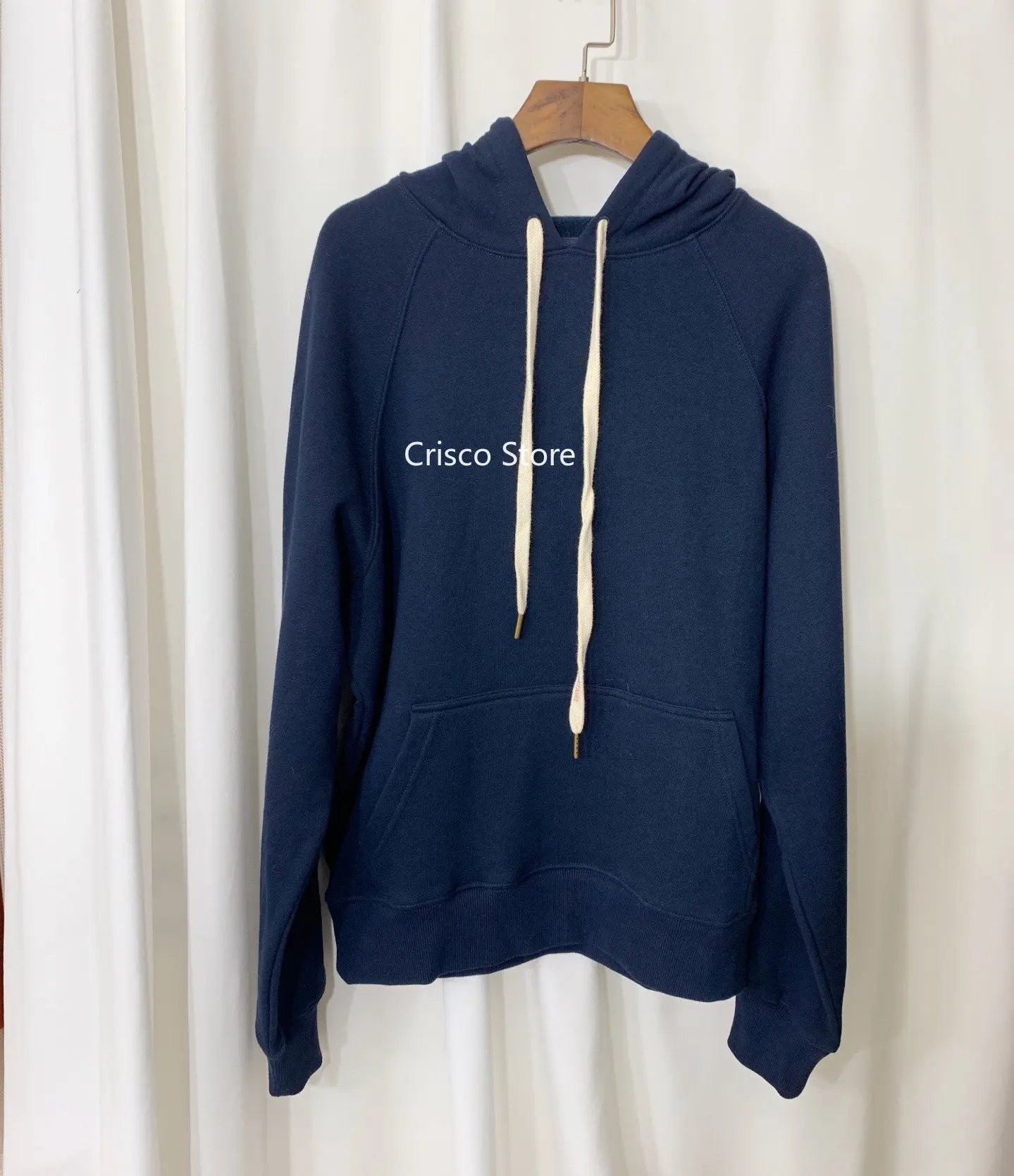 Темно синий свитер с капюшоном буквенным принтом на завязках передним карманом