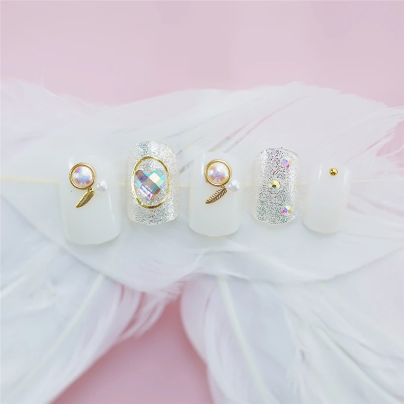 Белые и сияющие Серебристые однотонные искусственные ногти с заклепками