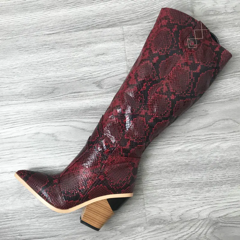 red snake Женские сапоги до колена из искусственной кожи со змеиным принтом; цвет желтый, розовый, красный; ковбойские сапоги с острым носком в западном стиле; женские высокие сапоги на массивной танкетке - Цвет: red snake