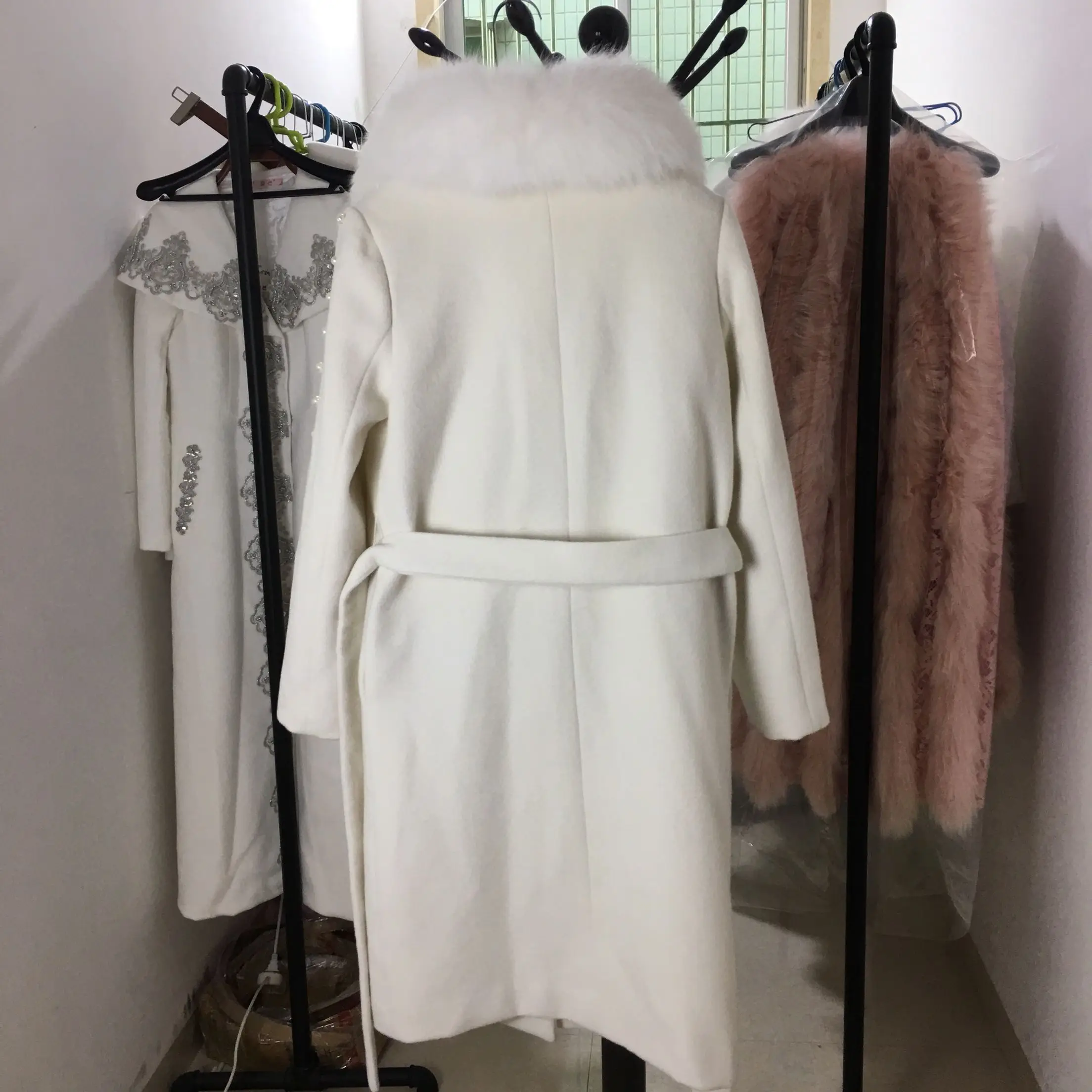 Женское зимнее пальто из натурального меха лисы двубортное кашемировое с