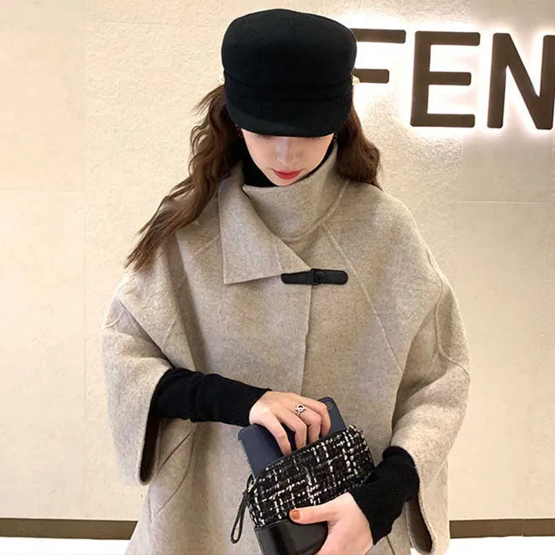 Женское однотонное пальто с отложным воротником рукавами летучая мышь на