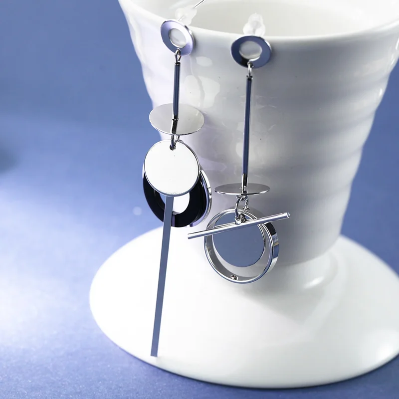 

Silver Needle Earrings Geometric Shape Temperament Highlight Women's Temperament Long Earrings BandEar Clip