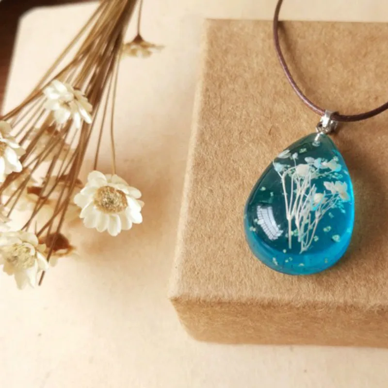 

Blue Luminous Gypsophila Dripping Dried Flower Necklace Necklace for Women Playboy Necklace Butterfly Keychain
