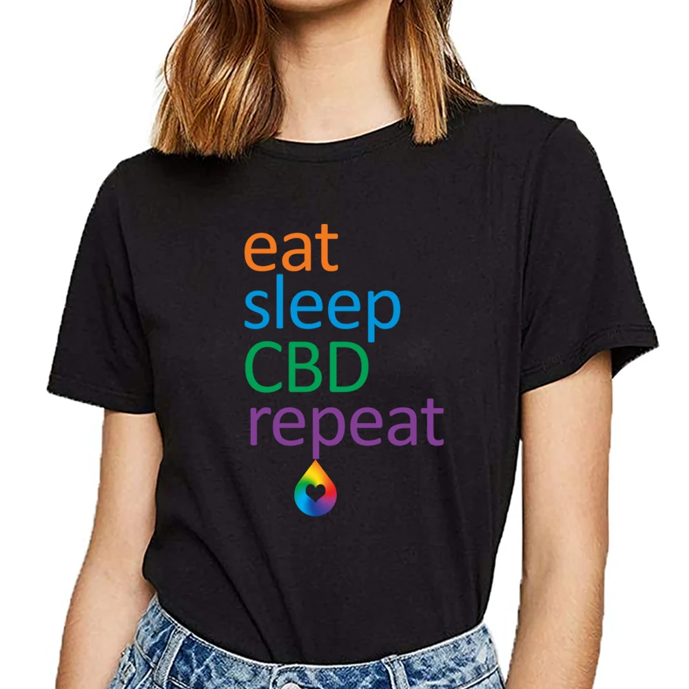 

Женская футболка с надписью «eat sleep»