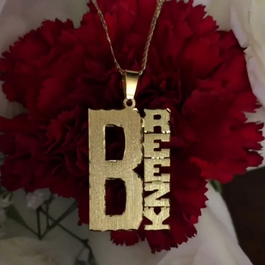 V притягивающее специальное ожерелье с надписью на заказ золотое из нержавеющей