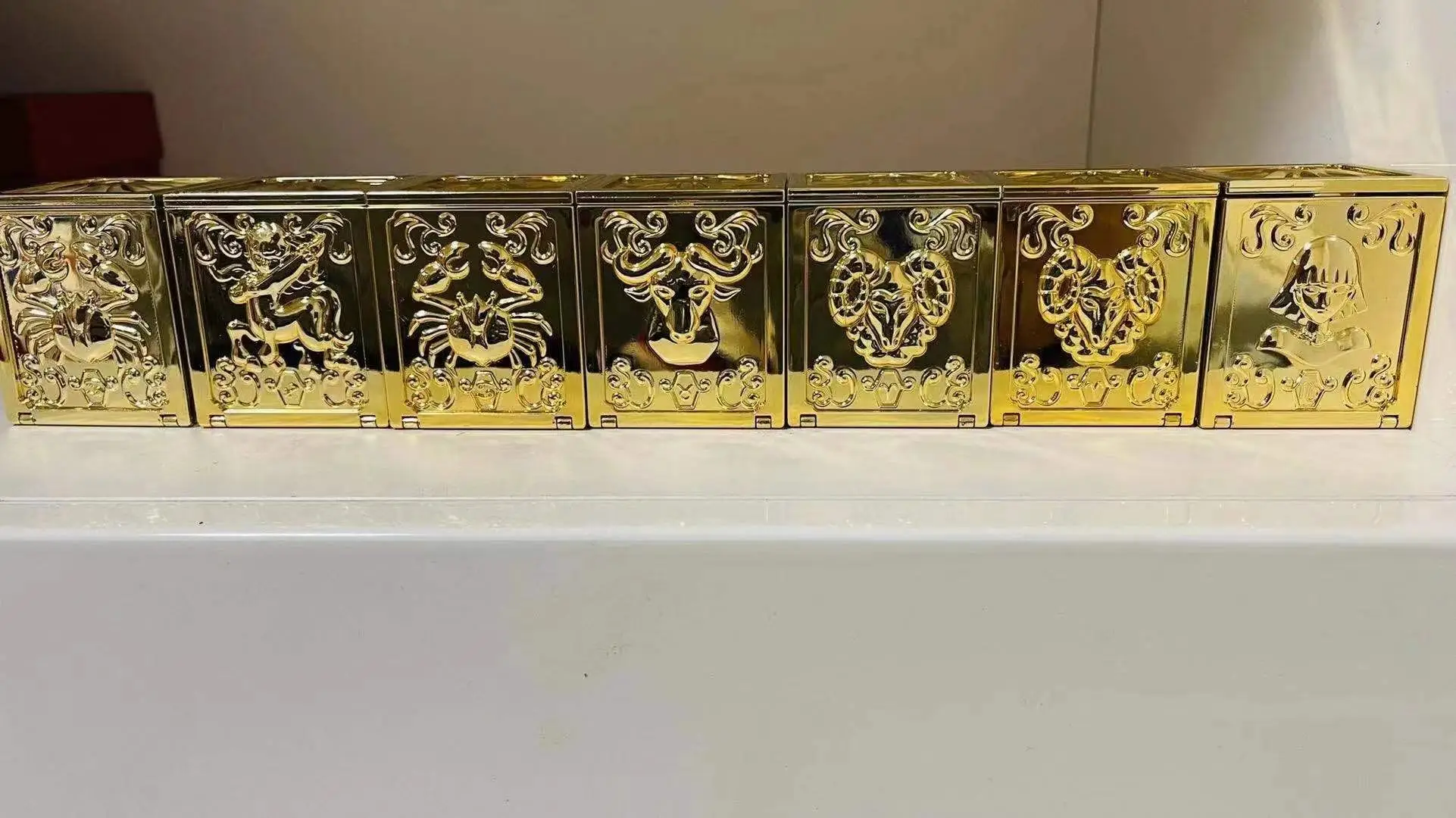 Чемодан RH 12 с изображением золотых святых бокс из ткани мифа Сейи созвездий