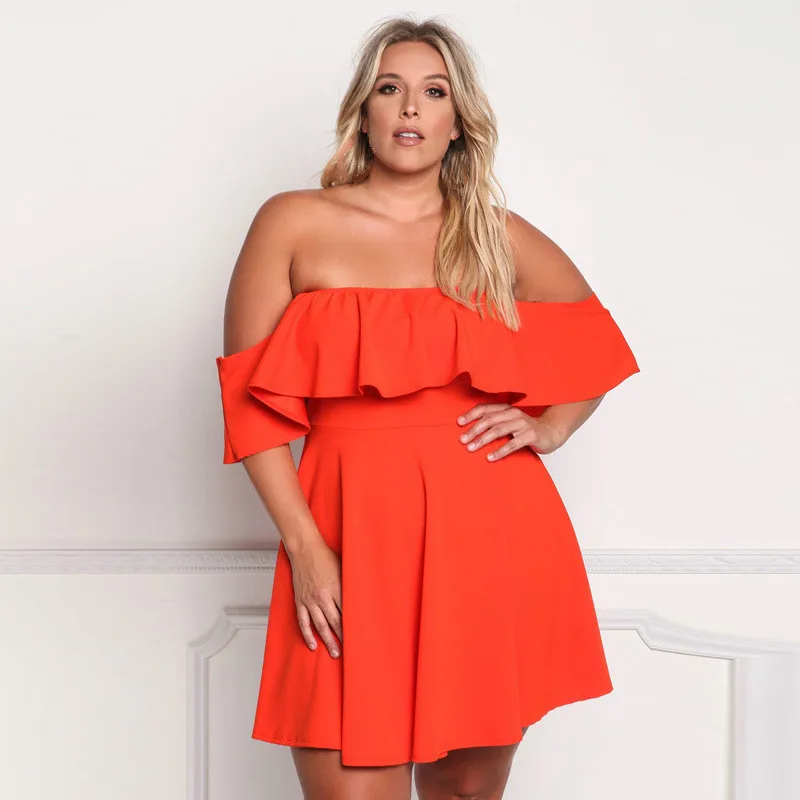 Женское трикотажное мини платье без бретелек с оборками открытыми плечами и