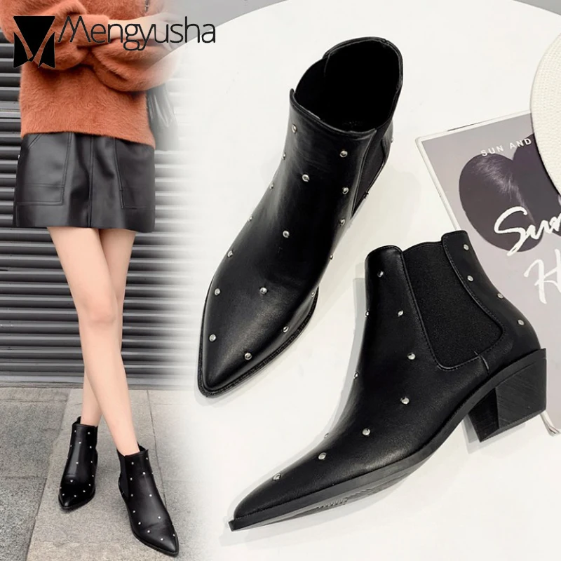 Женские ботинки челси с заклепками кожаные байкерские на массивном каблуке