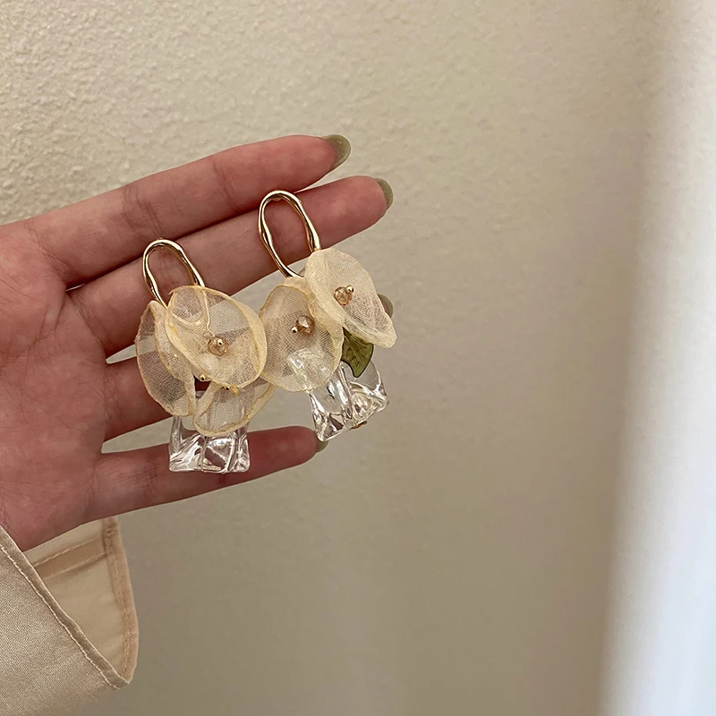 

2021 Vintage Romantic Lace Flower Clear Acrylic Drop Earrings for Women Sweet Fabric Floral Transparent Resin Ear Jewelry
