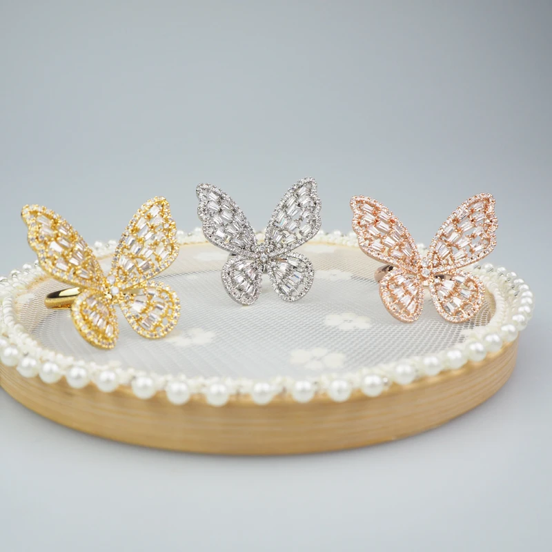 Золотистое и серебристое двухцветное кольцо в форме бабочки с изображением