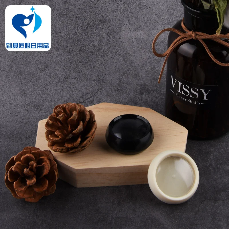 

10pcs/lot 3G capping with skylight, high-end eye shadow box free shipping.
