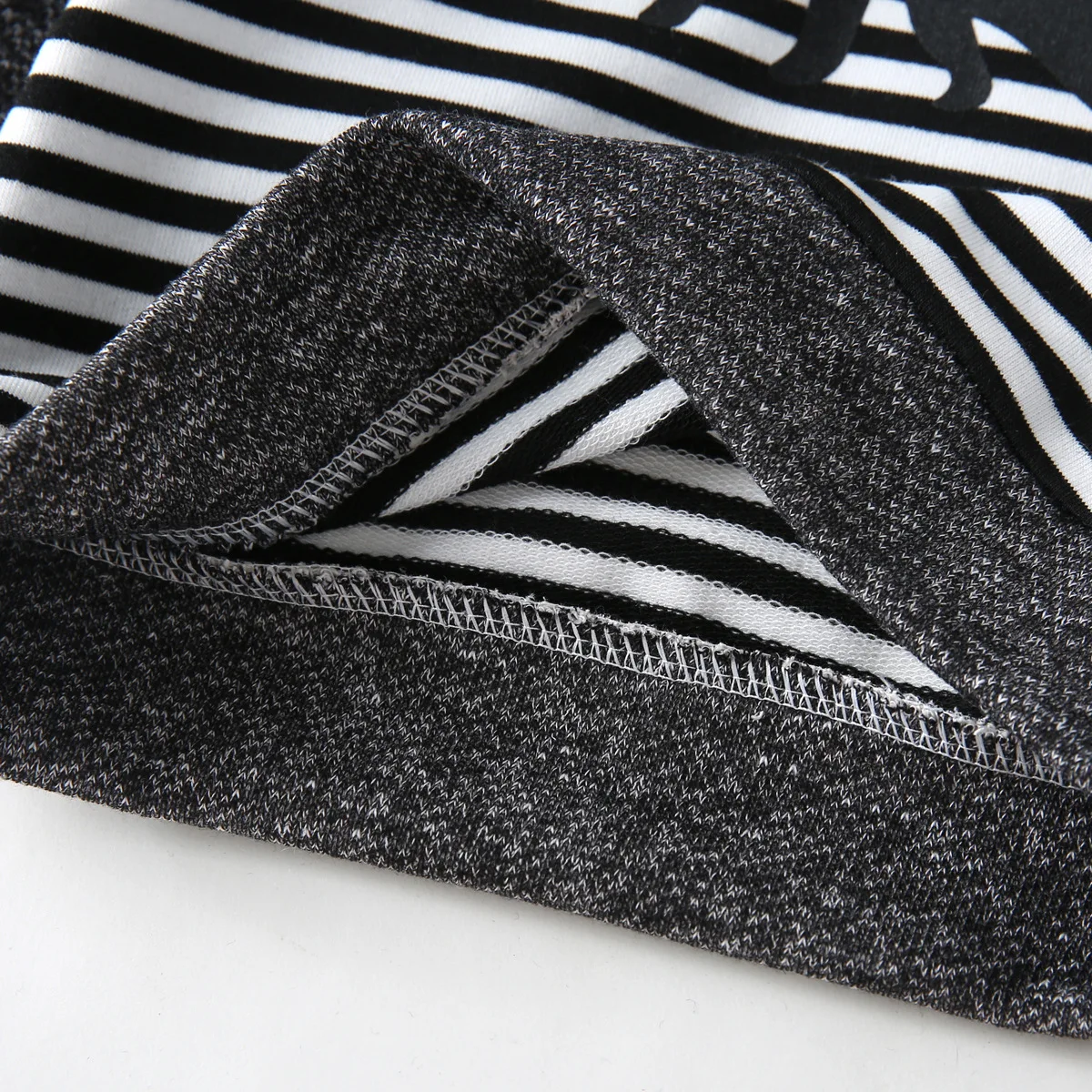 В 2020 году новые костюмы для мальчиков двухкомпонентный свитер с капюшоном и