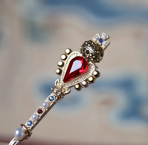 Винтажная брошь в средневековом стиле с имитацией Красного драгоценного камня