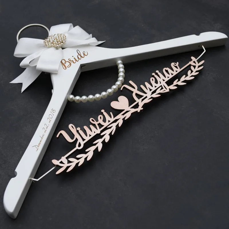 Гравированное для невесты вешалка костюмированной вечеринки с бантом