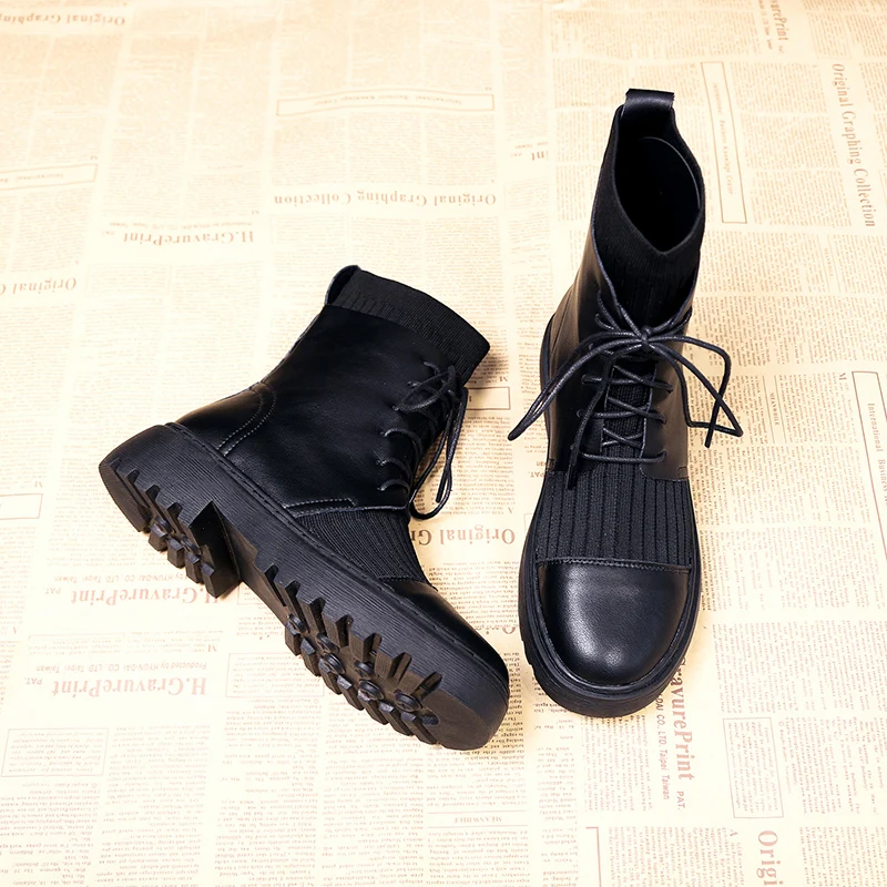 Женские ботинки байкерские черного цвета на плоской подошве со шнуровкой