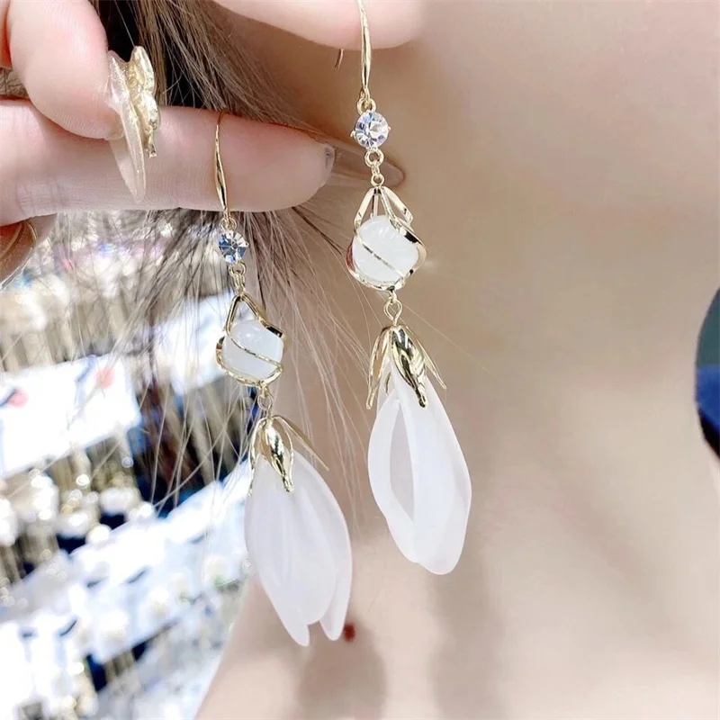 

2021 Fashion Temperament Goddess Long Tassel Opal White Petal Earrings Show Face Thin Style Super Fairy Design Earrings Jewelry