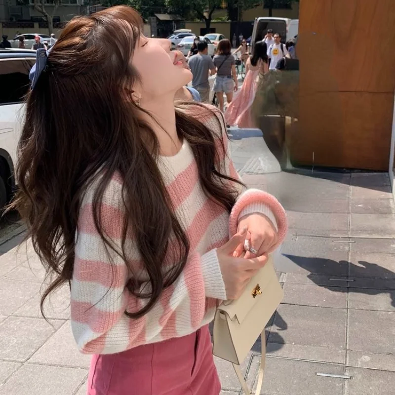 Свитер женский трикотажный с круглым вырезом базовый пуловер в полоску короткий