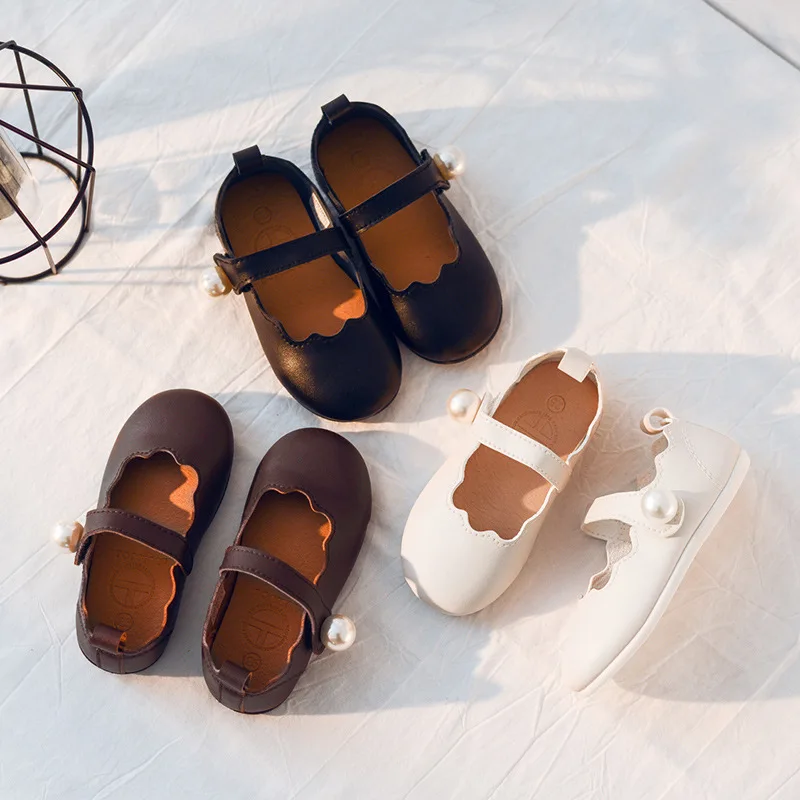 Новинка осени 2020 года Кожаные туфли для девочек с жемчугом Повседневные