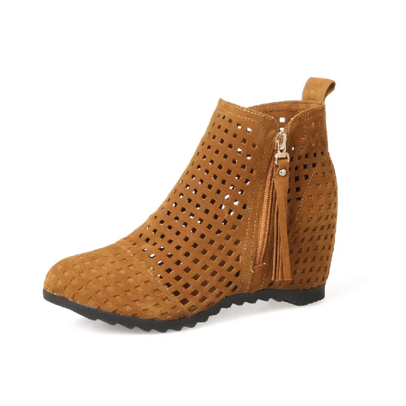 Ботинки женские осенние на платформе с ажурным узором танкетке коричневые