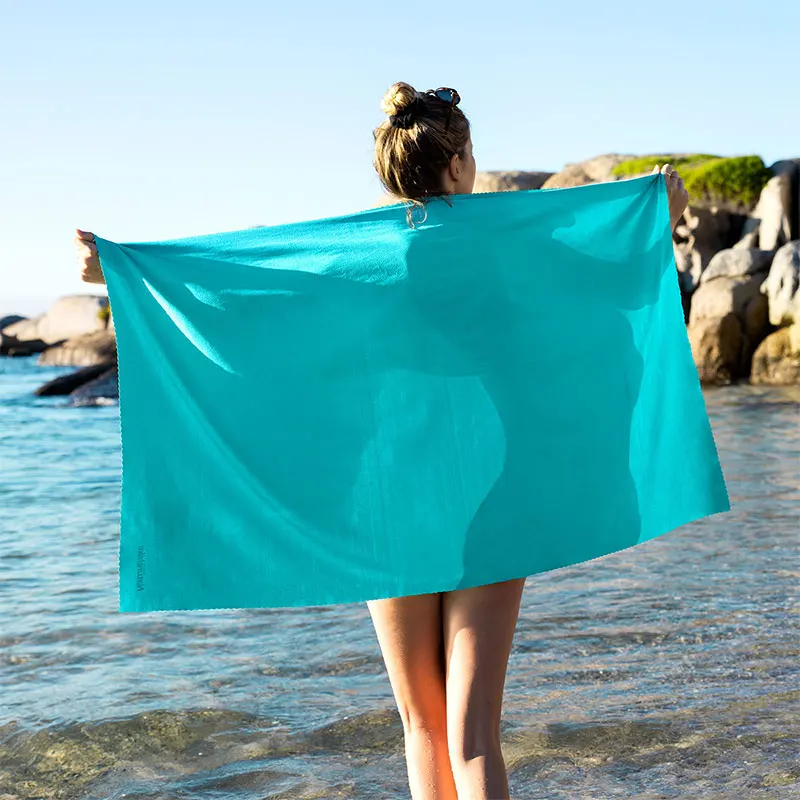 полотенце на пляже. полотенце из микрофибры для пляжа компактное. полотенце декатлон nabaiji. покрывало пляжное из микрофибры. пляжное быстросохнущее полотенце микрофибра.