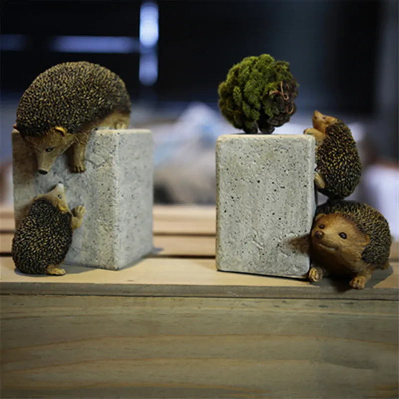 

American Country Retro Creative Simulation Animal Climb The Stone Hedgehog Resin Statue Personality Living Room Decor X5190