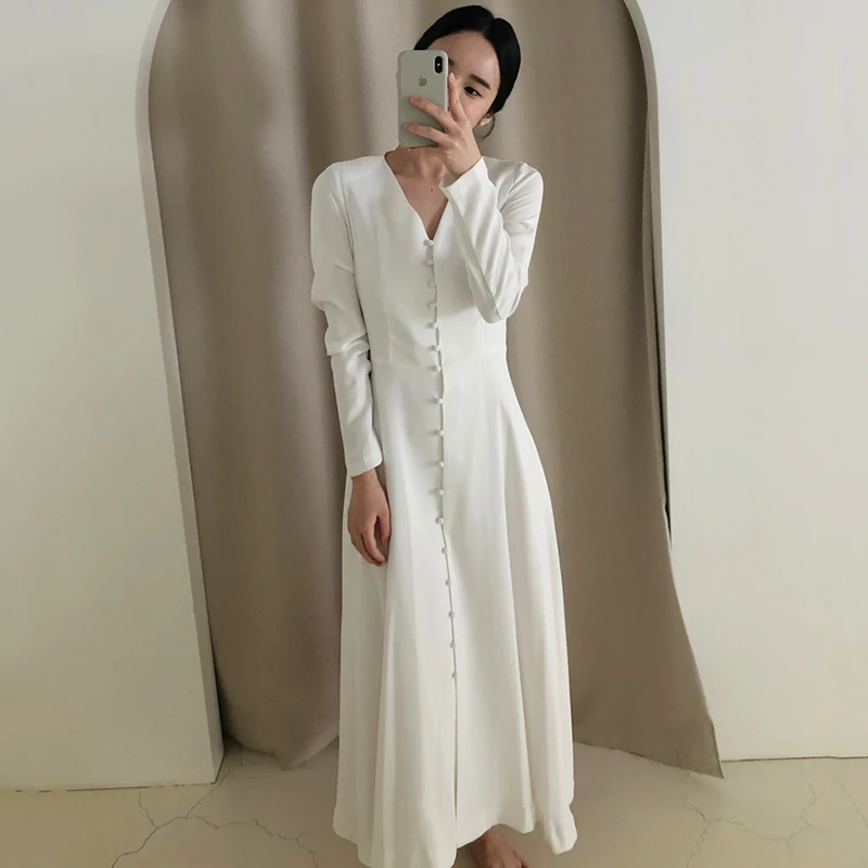 Элегантный женский офисный костюм белого цвета с разрезом и длинным рукавом в