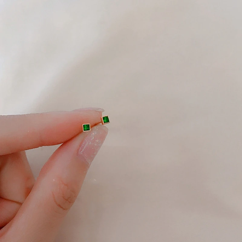 

Женские винтажные серьги-гвоздики с зеленым Цирконом