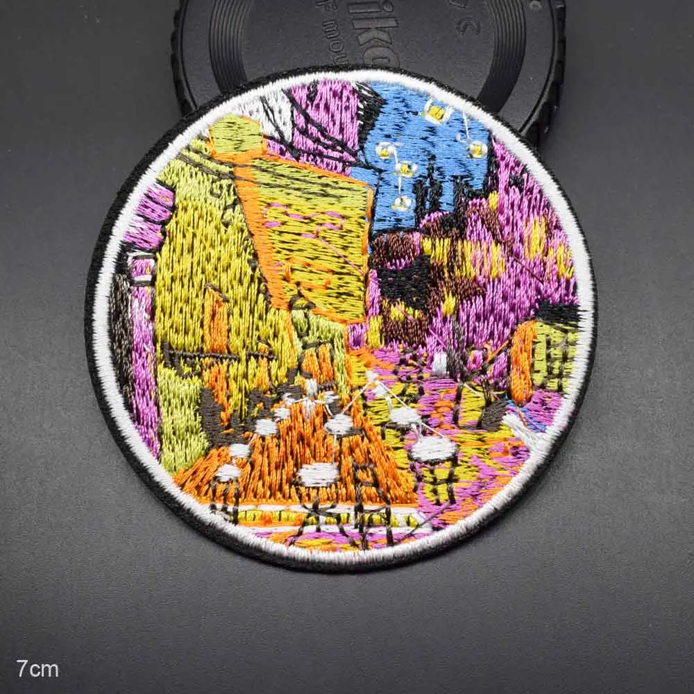 Пальцы две руки с сигаретой дешевая вышитая утюгом одежда Микеланджело