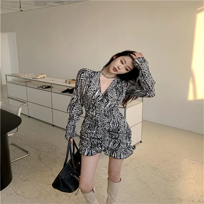 

Korea 2021 Spring Autumn New Retro Zebra Pattern Dress Female Design Sense V-Neck Slim Hong Kong Style Temperament Waist Dress