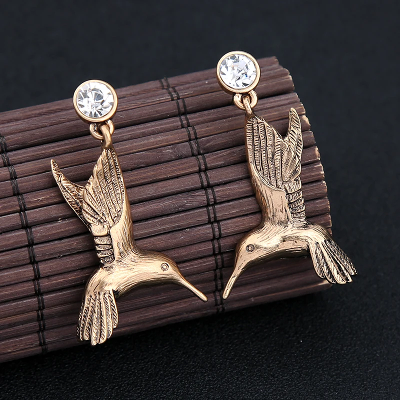 Винтажные серьги-подвески золотого цвета с маленькими яркими колибри и