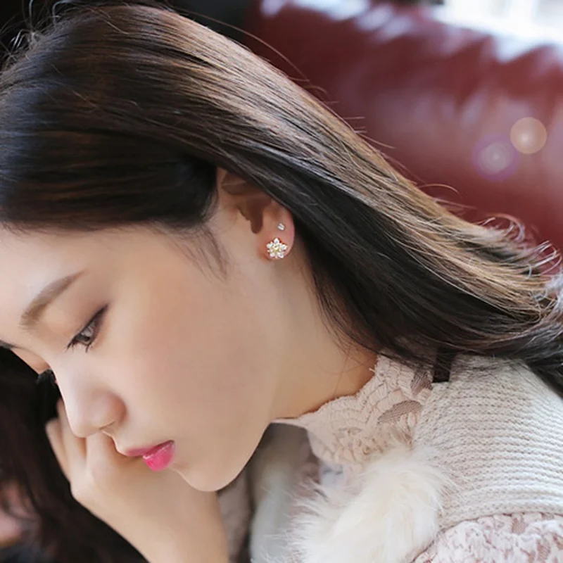 Модные женские серьги-гвоздики с кристаллами в виде снежинок разразы стильные