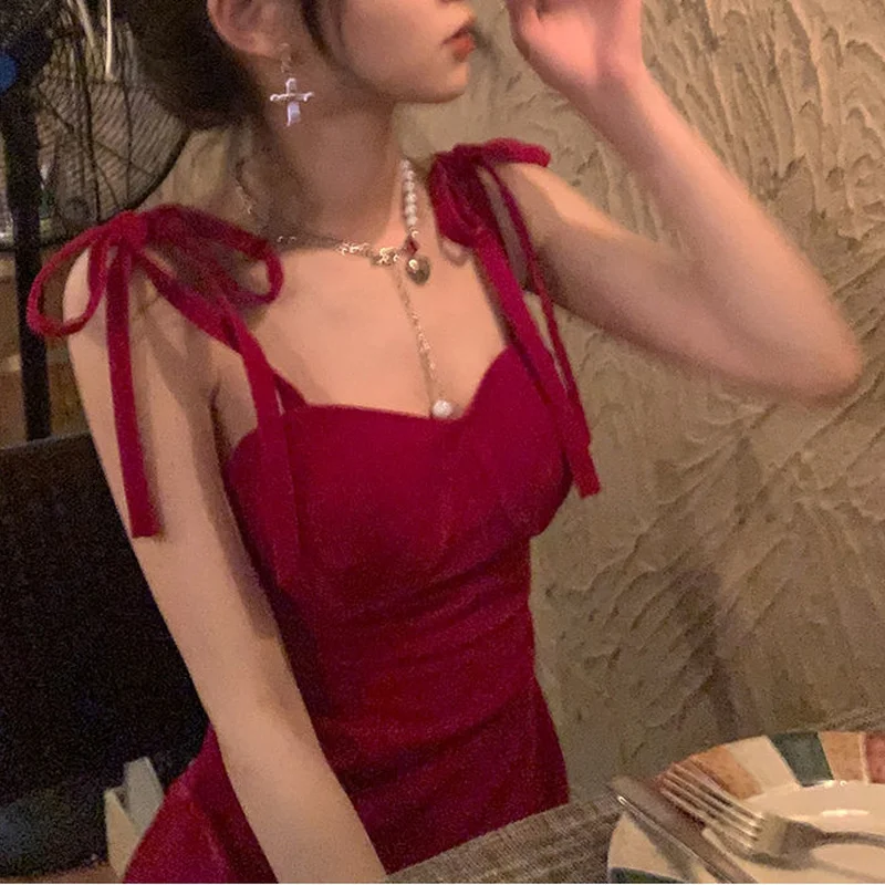 Платье женское на тонких бретельках пикантное облегающее мини-платье для